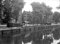 43031 Gezicht op de kademuur langs de Stadsbuitengracht aan de Rijnkade te Utrecht, ter hoogte van het hulpgebouw van ...